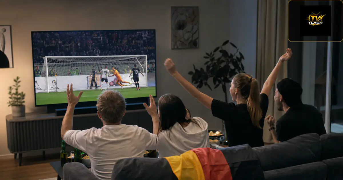 Bundesliga Spiel in 4K auf dem Fernseher mit Deutschland-Schal auf dem Sofa